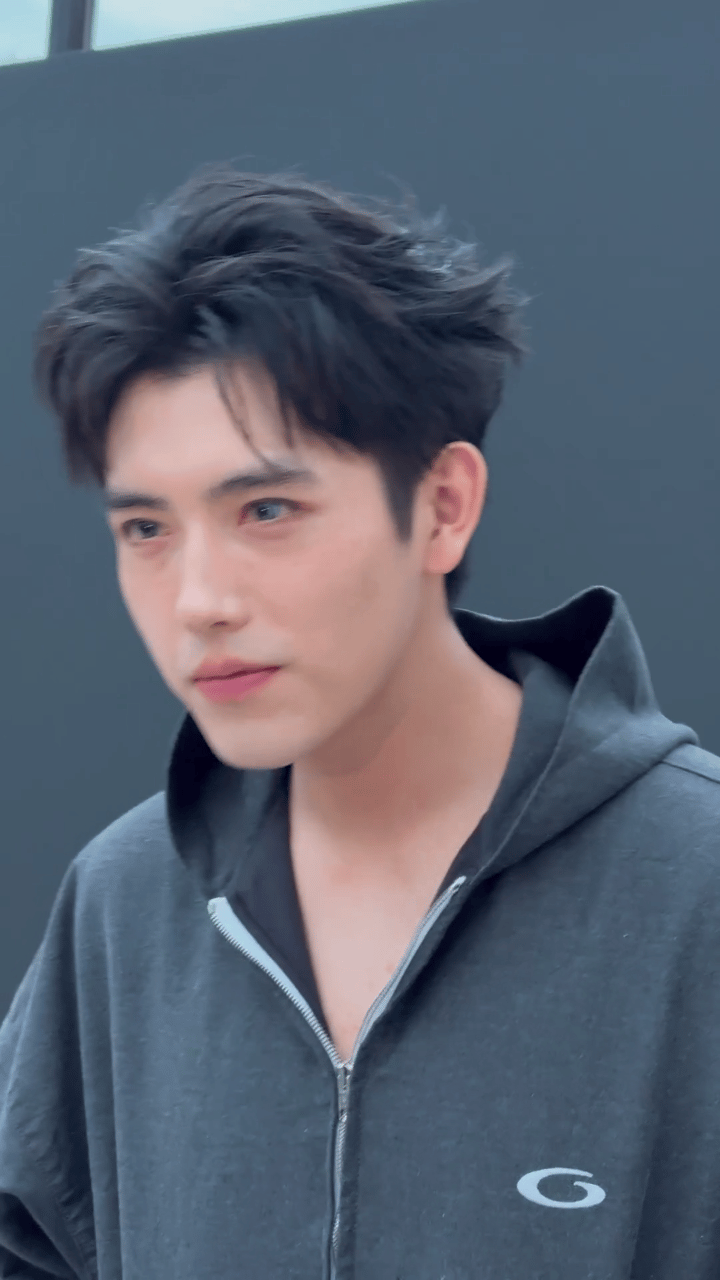 陈飞宇巴黎时装周看秀生图状态。 ​​​