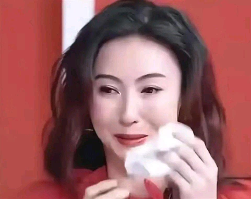 王晶在《王晶笑看江湖》里谈张柏芝谢霆锋离婚，这观点一出来就炸锅了。外界老把锅甩给