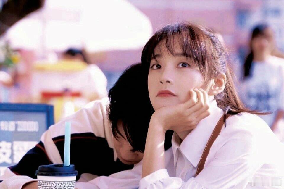 张佳宁的眼神戏就像一把细腻的刻刀，把角色的灵魂都刻画出来了。她通过眼神的微妙变化