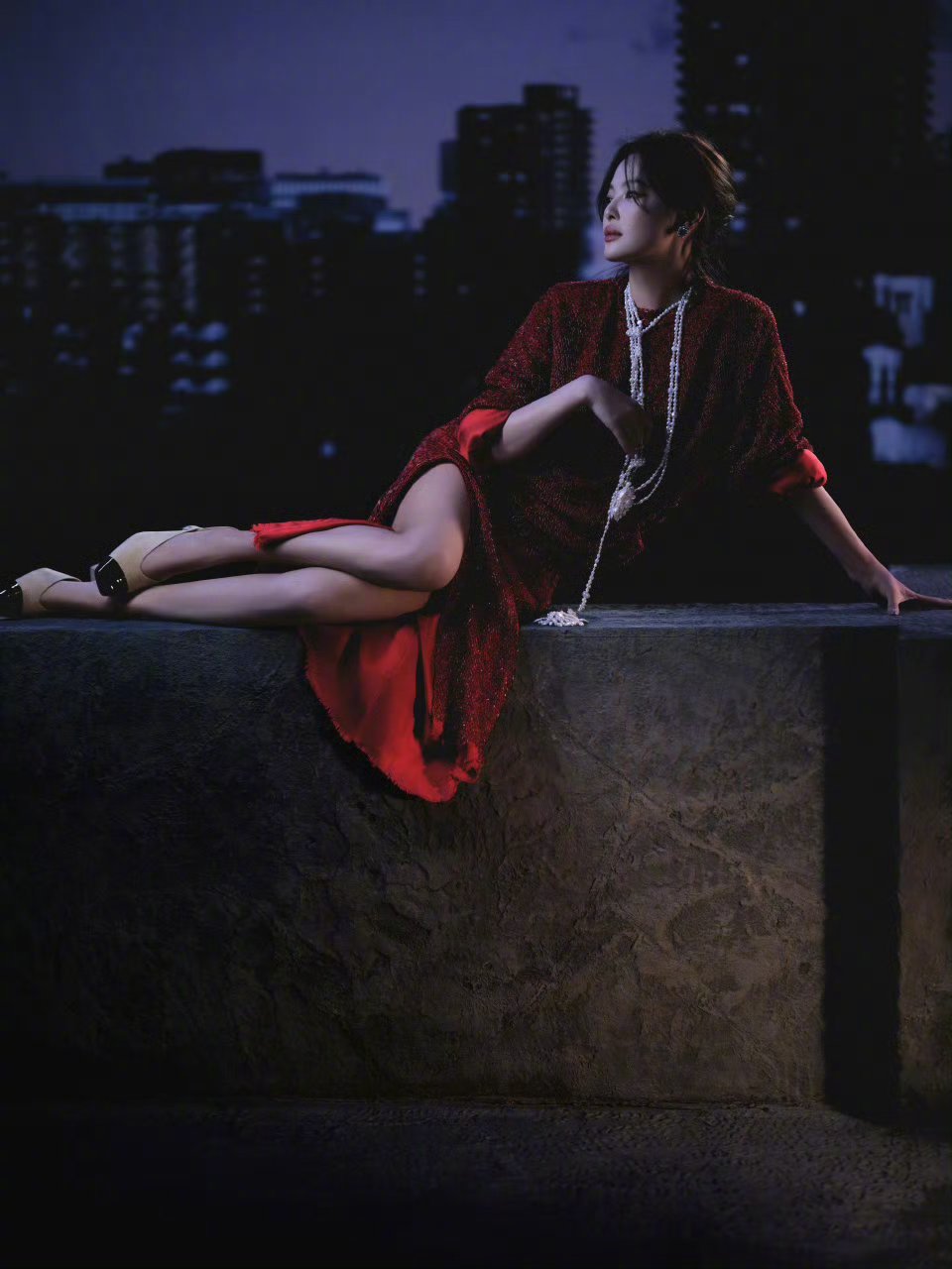 辛芷蕾微博之夜第二套 辛芷蕾微博之夜第二套又美了我一次！全身红色亮片满缀的开衩裙