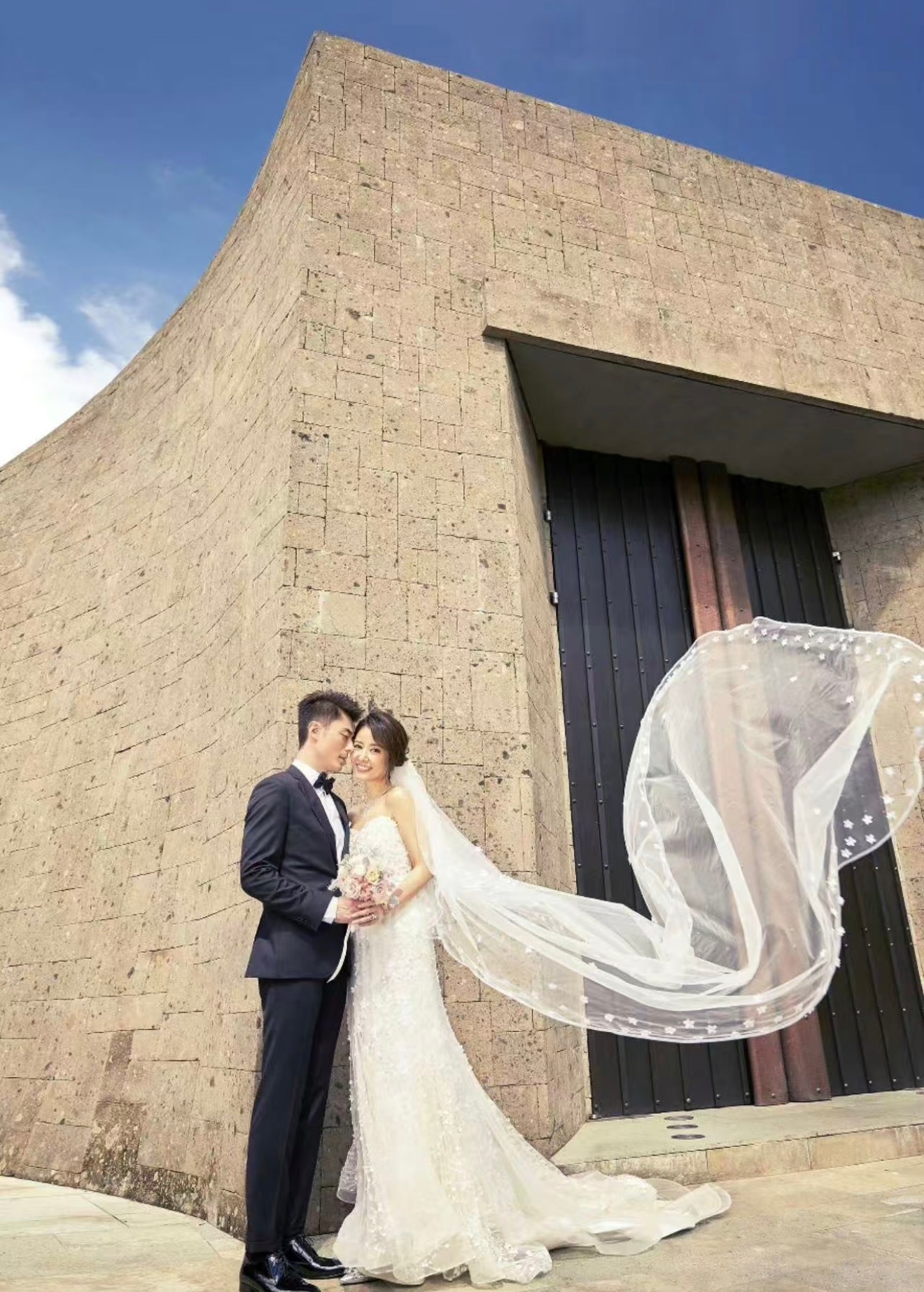 林心如霍建华结婚十周年时间过得太快，林心如霍建华携手迈入婚姻第十年。一张落日合照