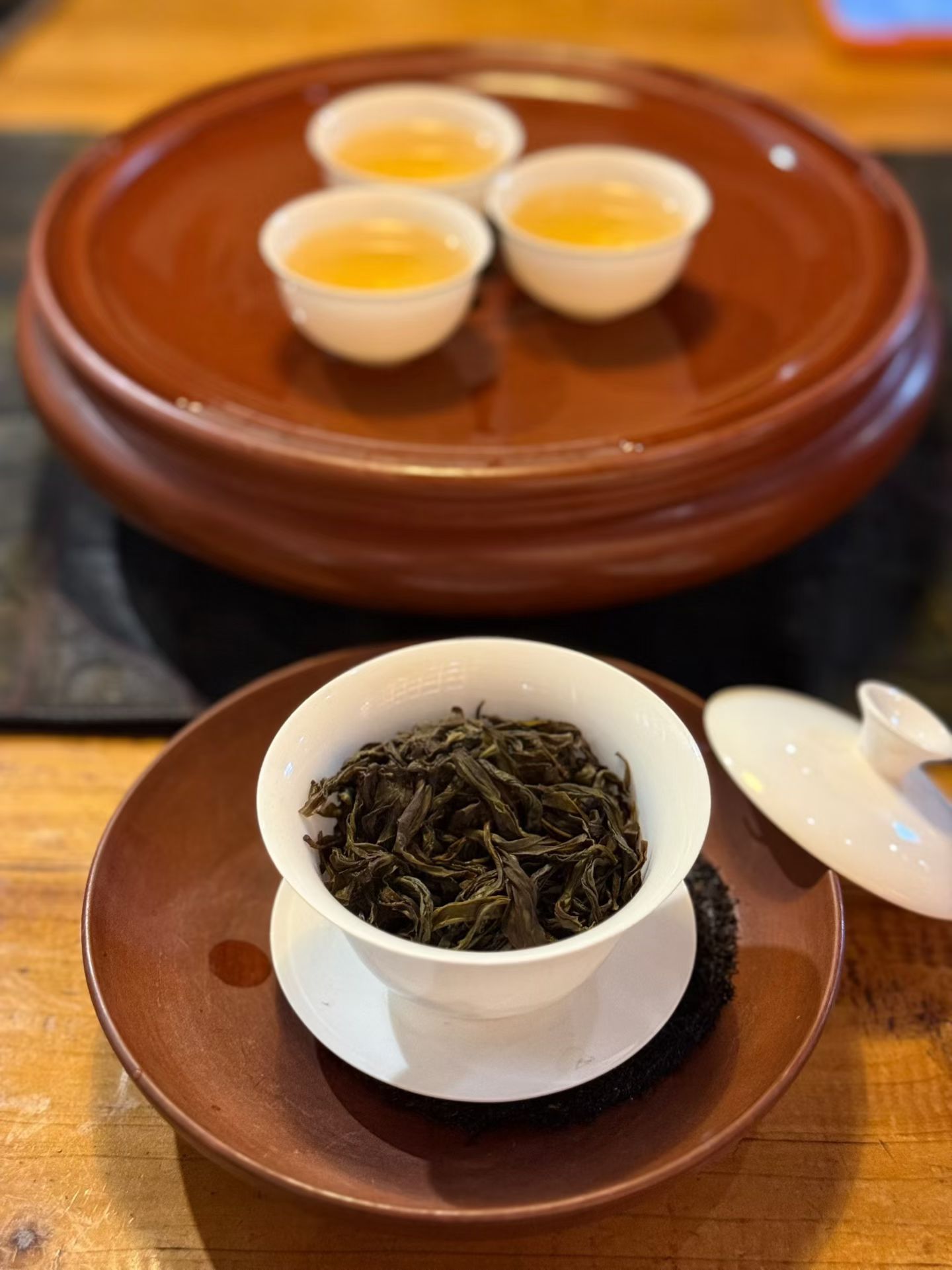 品茶赏器交友  喝茶讲究“慢”，学习贵在“沉”。 