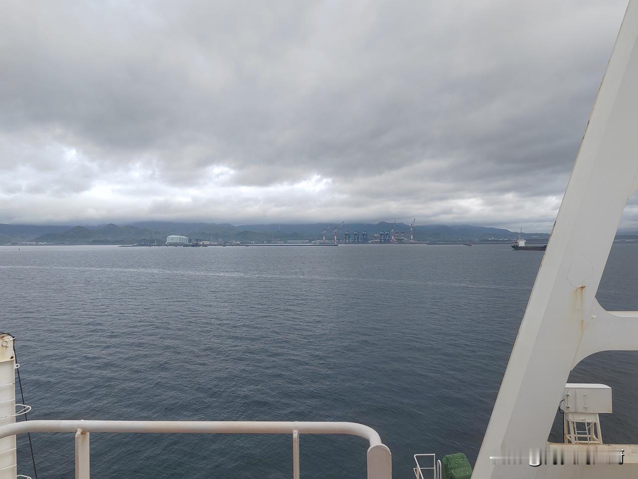 经过20多个小时的航行，现在终于到达日本大分港锚地了，锚地离码头20多海里，手机