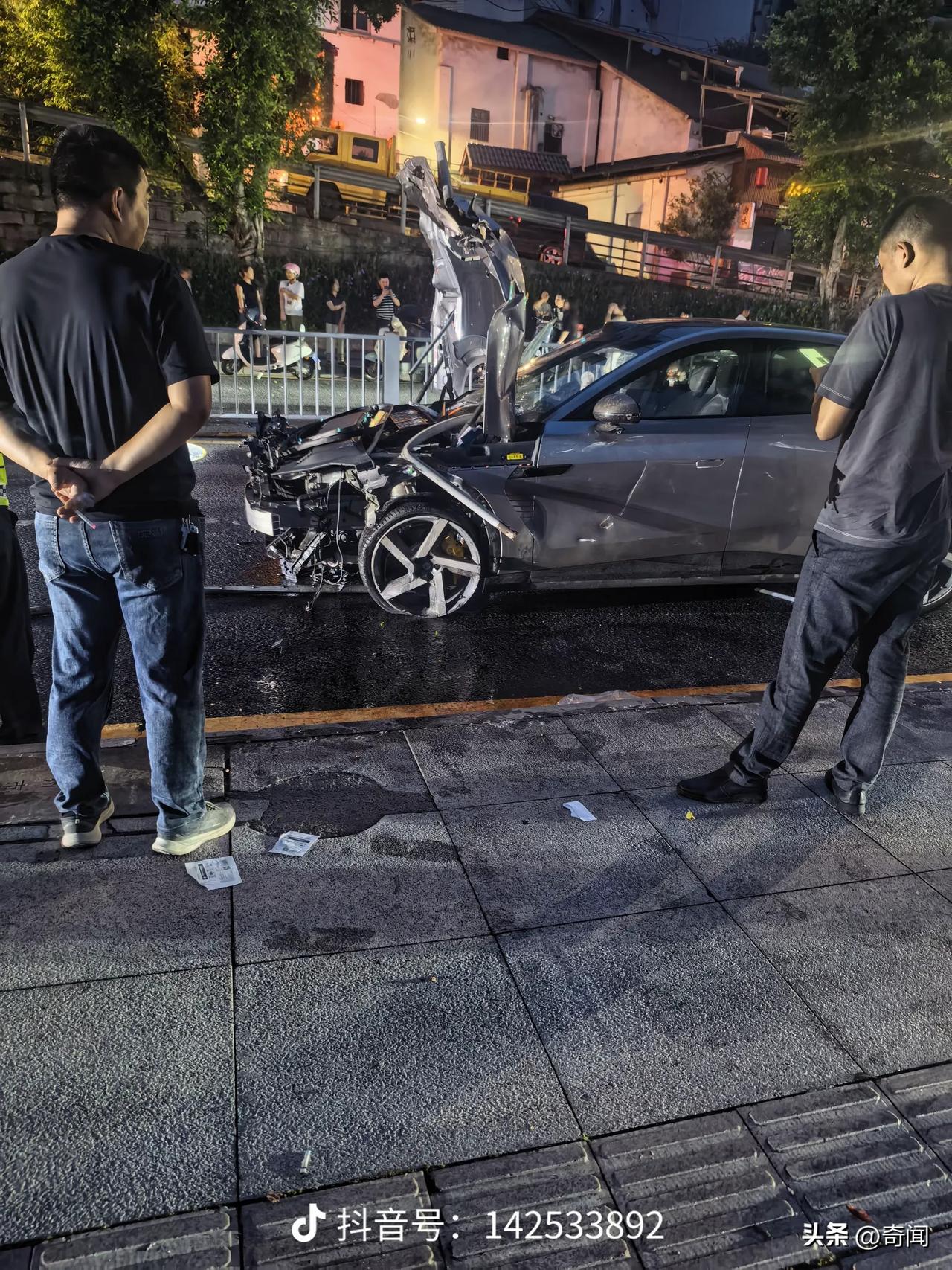 事故现场十分恐怖，女司机驾驶崭新临时号牌轿车凌晨疯狂肇事逃逸，致2名骑手身亡。事