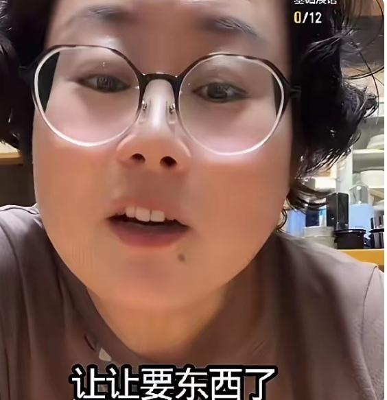 被老杨骂得最狠的玉酱，做事挺让人佩服的。
     由于婚姻的失败，自身难保的玉