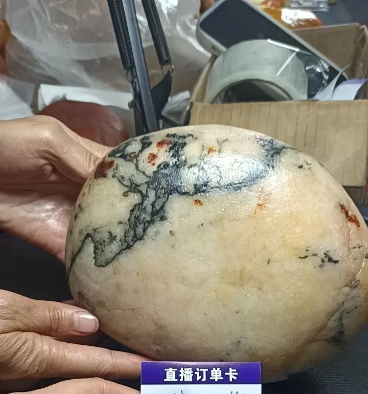 这两天，我在抖音商城的直播间买了些阿拉善戈壁石和泥石，还有金丝玉。

差点就刹不