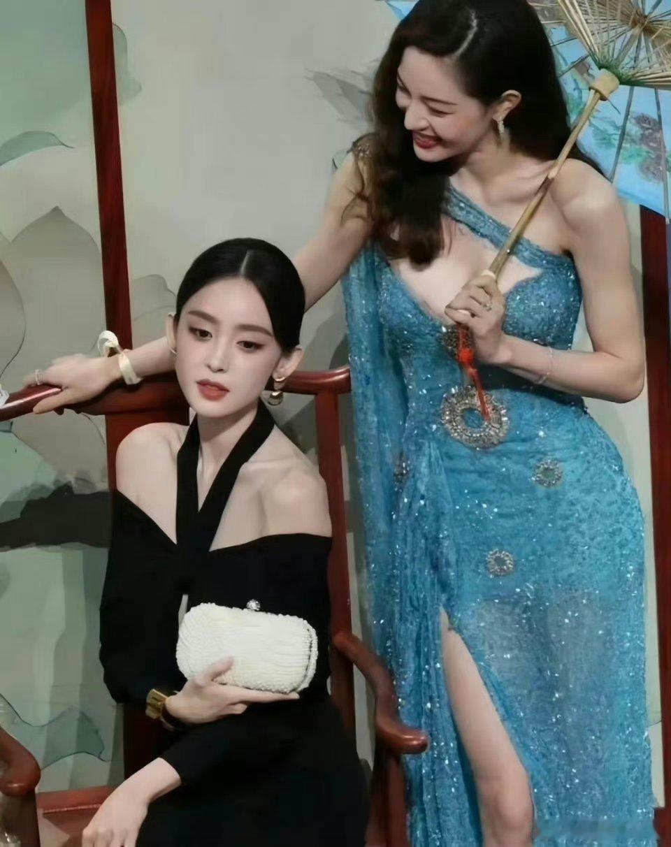 我嘞个惊天好身材[求关注][求关注]钟楚曦和古力娜扎的合照，钟楚曦这种好身材秀出