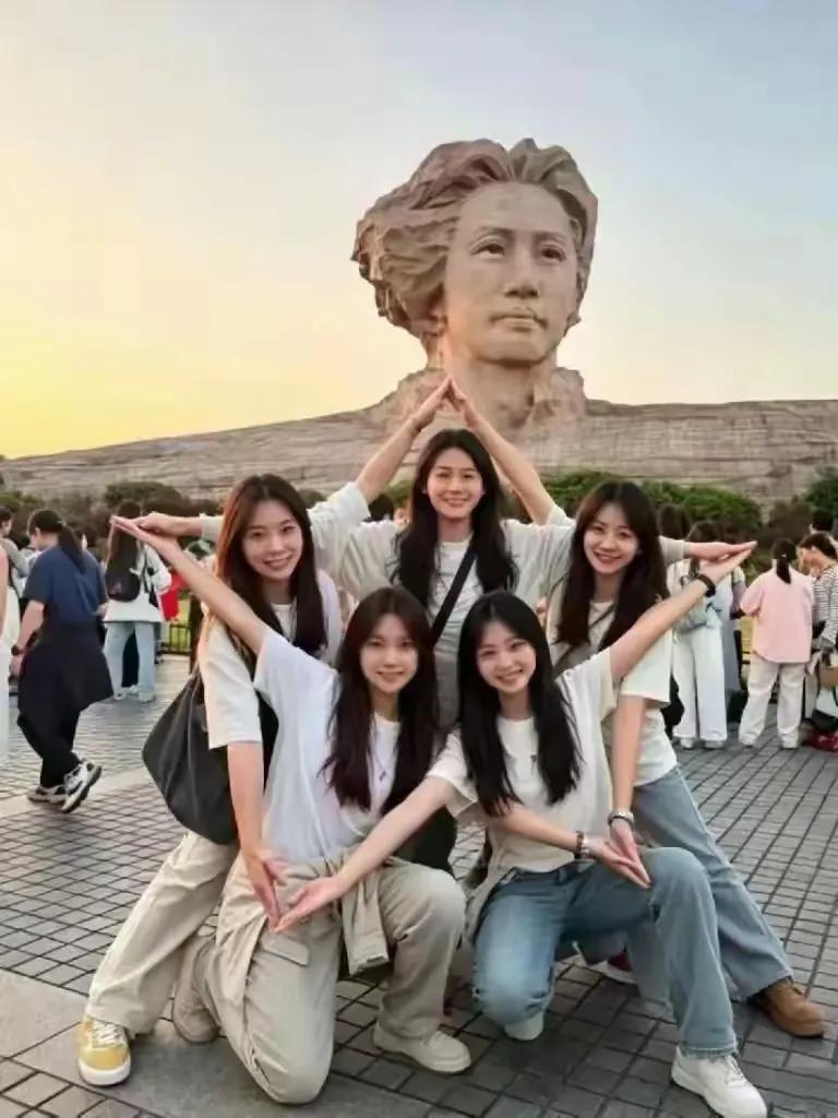 重庆有五个二十来岁的女孩，相约从重庆出发，专赴长沙橘子洲头，五人并肩站定，摆出五