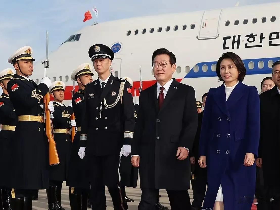 中国又要迎来一股韩潮！

李在明和夫人这手牌打的是真漂亮，把韩国掌财大佬全部带到