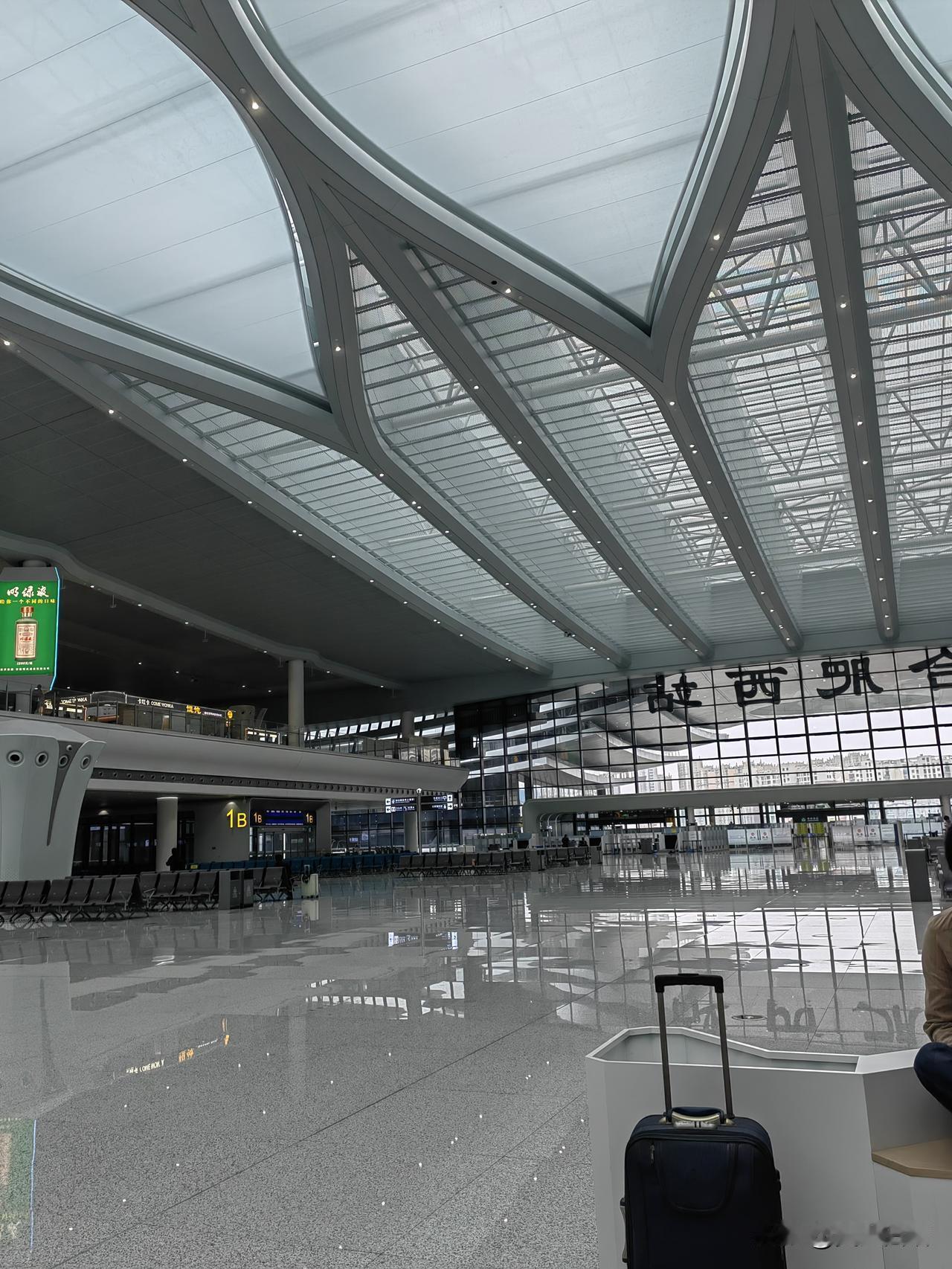 矛盾论告诉我们，这个世界都是相对的。就是说你自己怎么样，这是客观的；但是别人认为