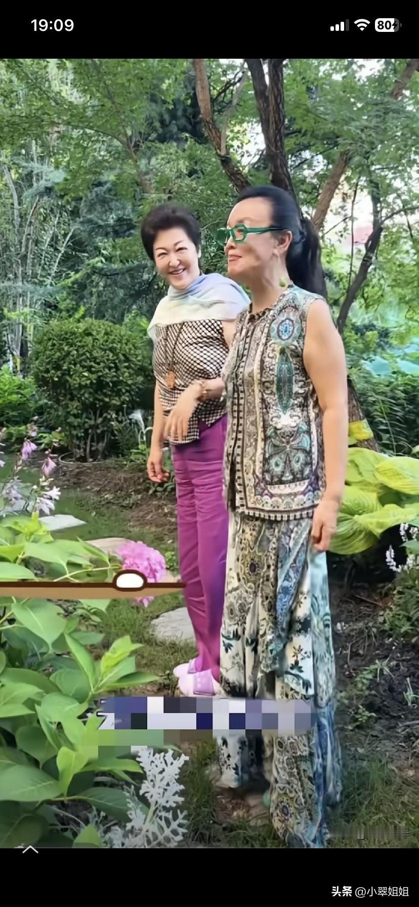 兰姐这是怎么啦，怎么这么瘦，简直是暴瘦了！
兰姐和朋友赵行长在自己家小花园里悠闲