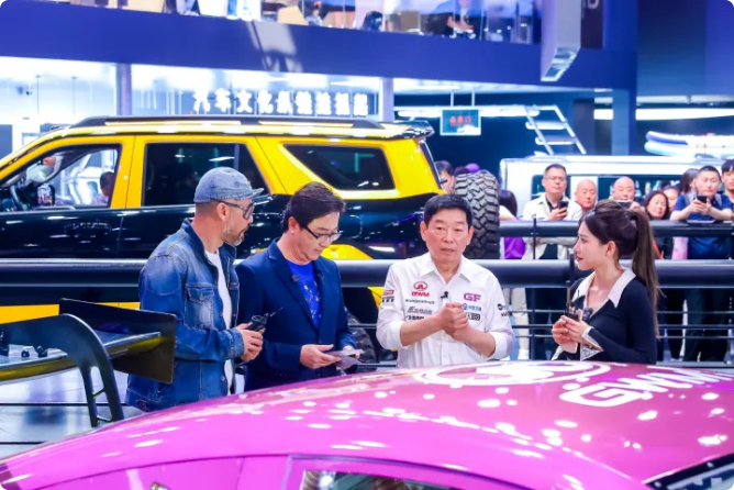 长城全新环塔战车震撼首秀，坦克300、坦克500、坦克700以全新涂装亮相展台，