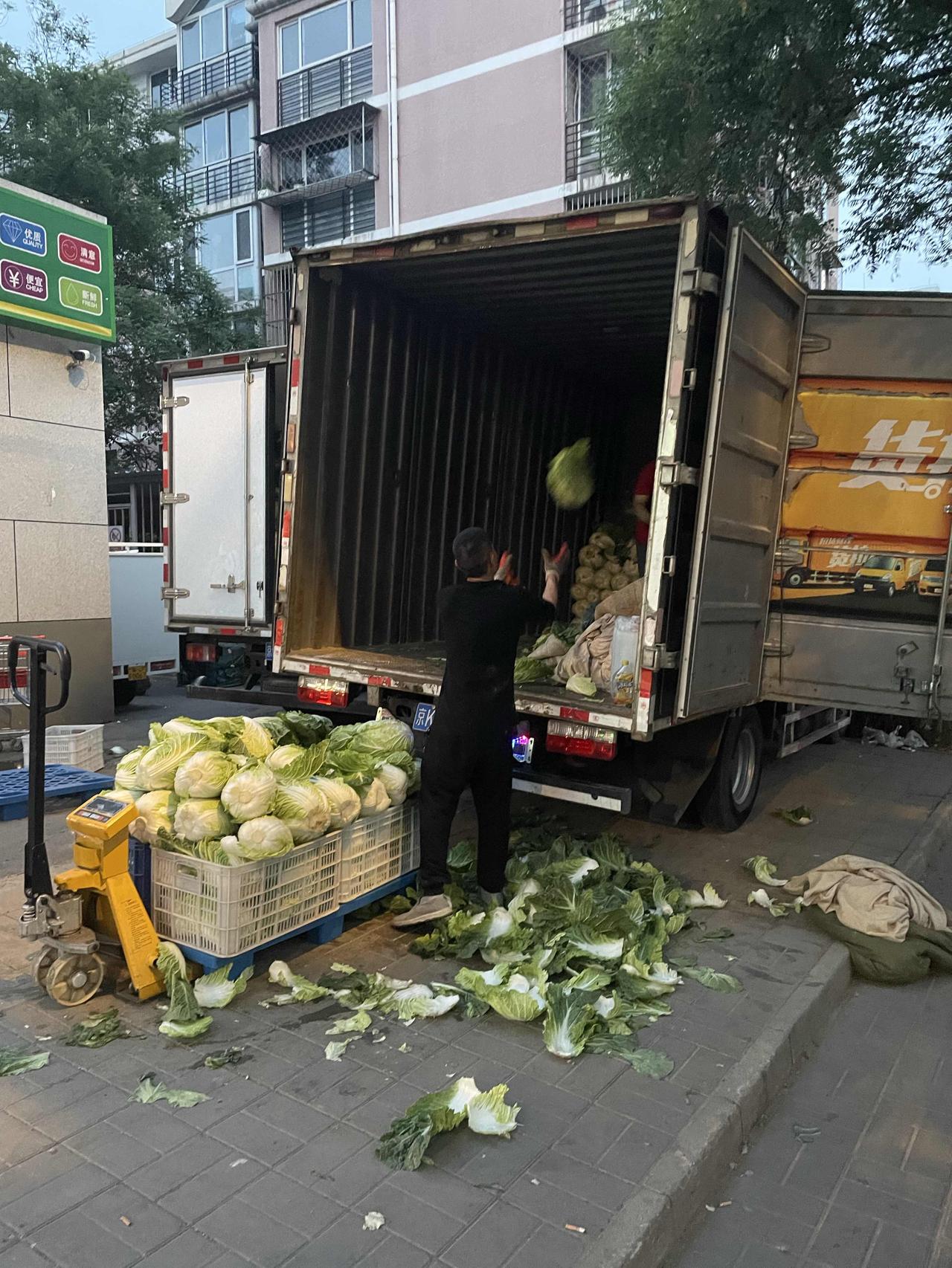 昨天上午我去北京锦绣大地买肉。一楼卖猪肉的大厅，买肉的人不多。一问价格几个摊位报