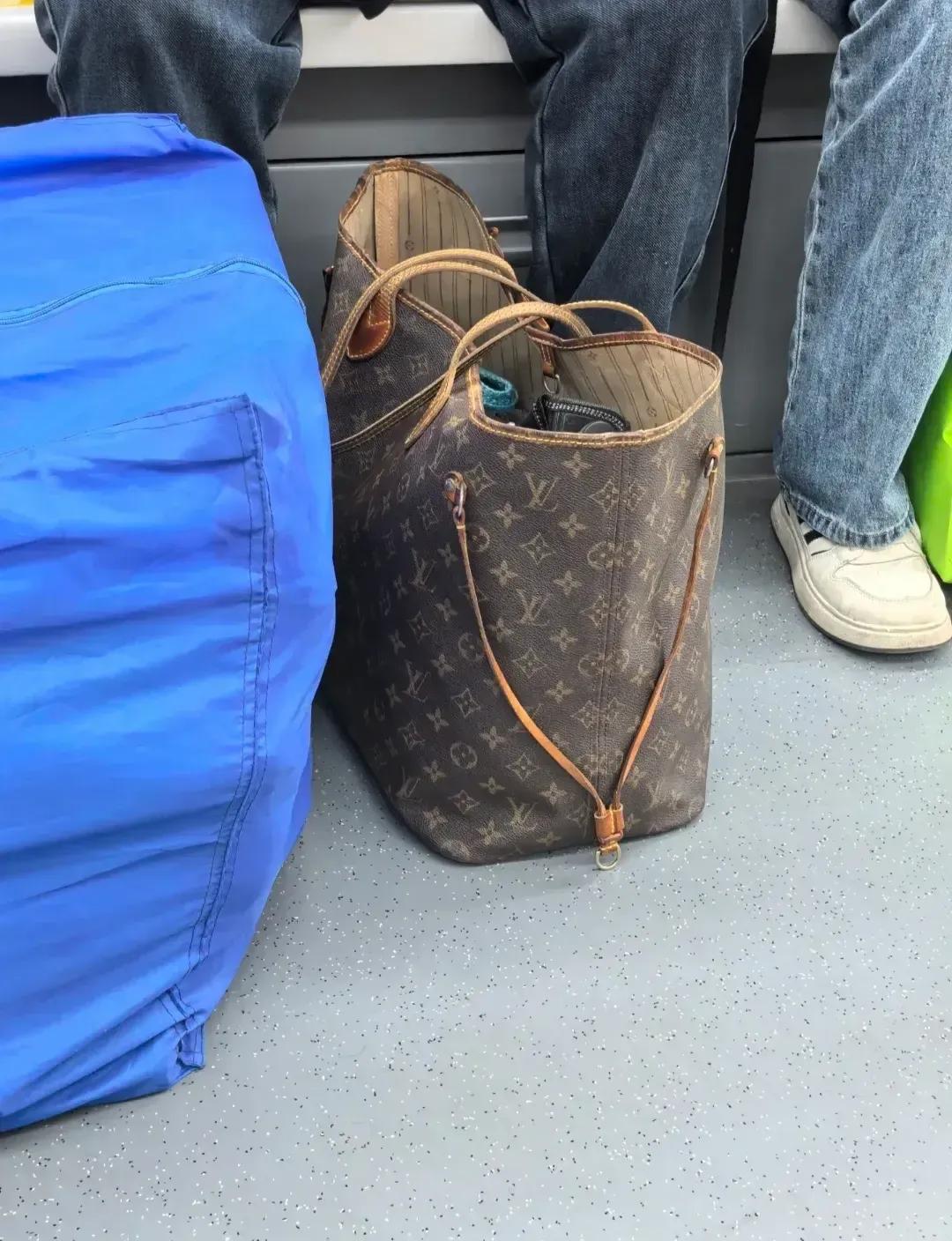 有钱人的LV都这么随意吗？地铁偶遇一位大妈，价值不菲的名牌包就那么自然地搁在地上