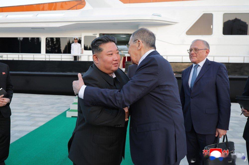 据朝中社消息：金正恩会见拉夫罗夫时重申，朝鲜“无条件支持”俄罗斯为解决乌克兰危机