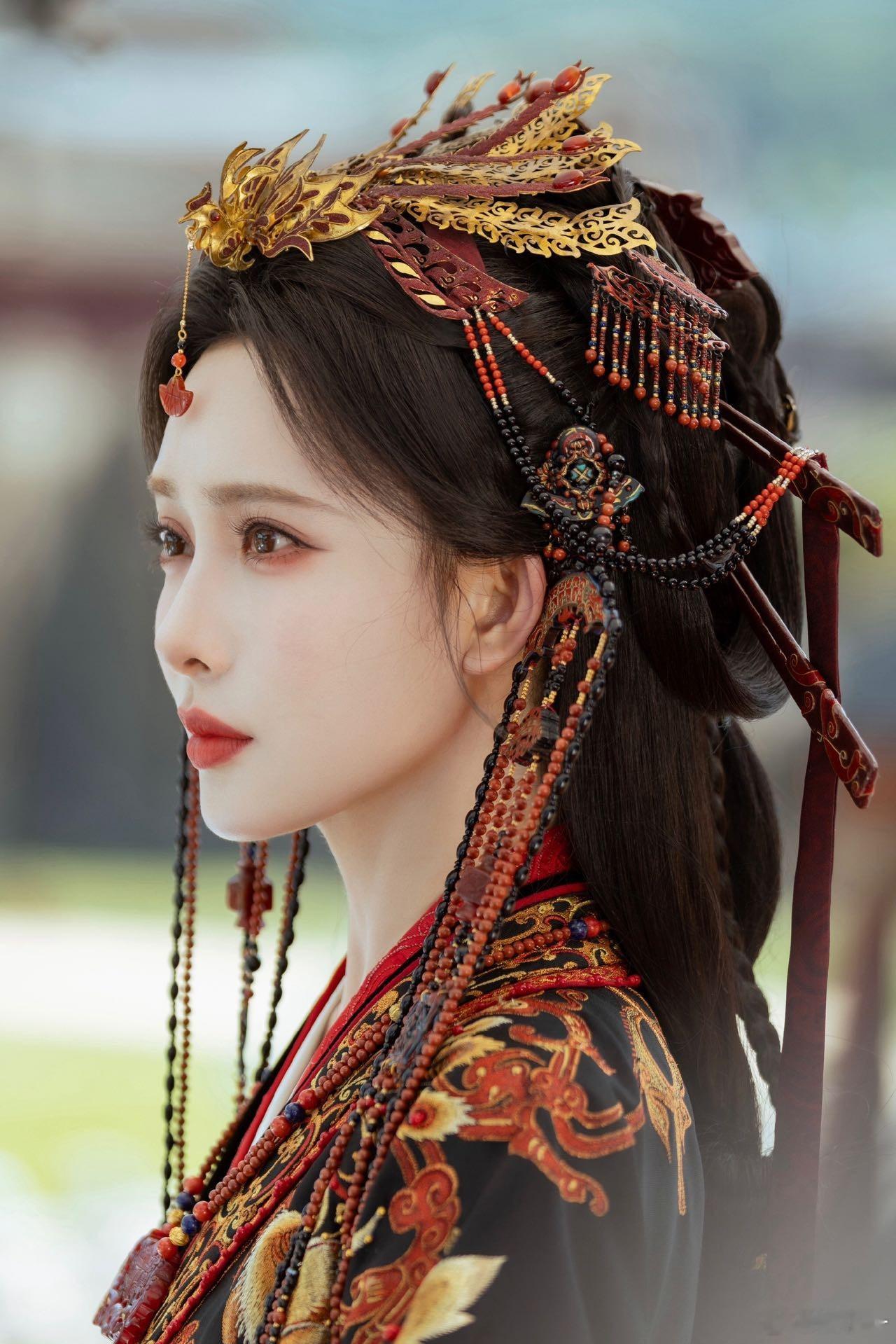 孟子义沈妙婚服 孟姐这大婚造型太有质感了！正红色衬得她肤白胜雪，端庄中带着不怒自