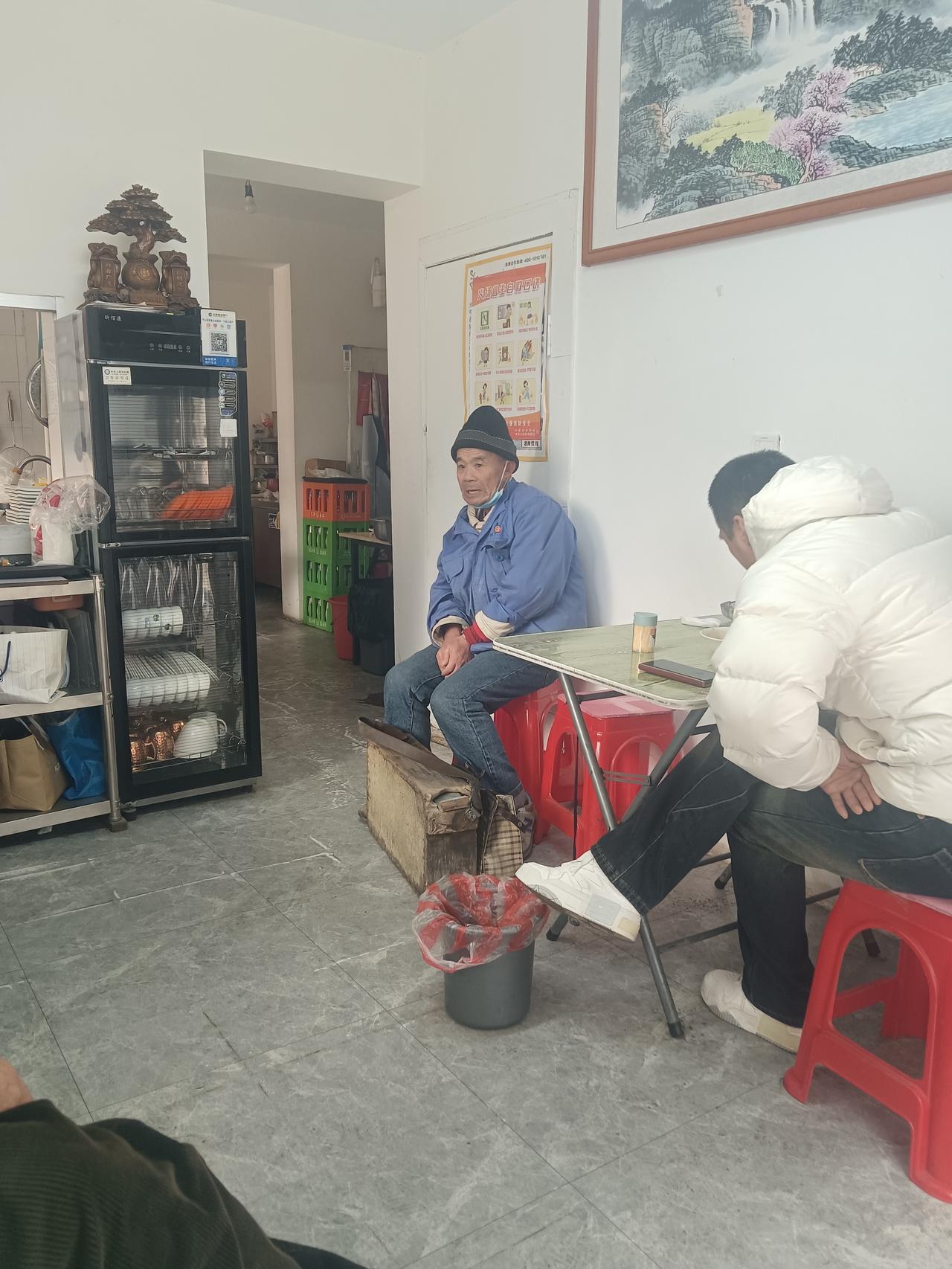 先上个图片，友友们猜猜这老爷子多大岁数了。

我让同事猜，大多说七、八十岁。
