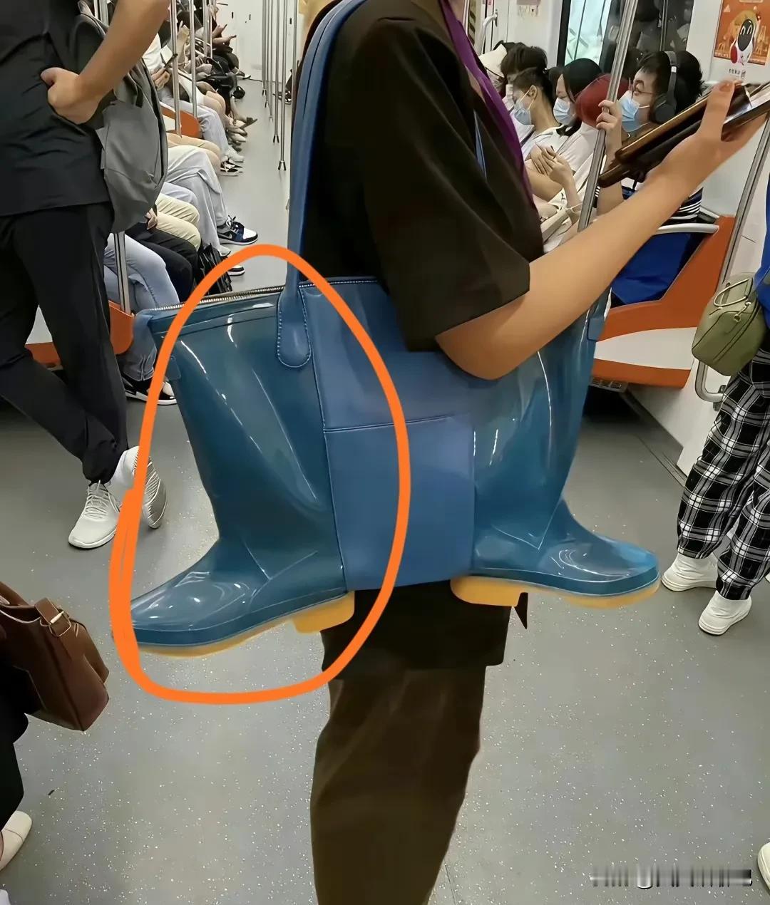 巴黎世家的奢饰品，
真的是毁三观啊，

地铁上一帅哥肩挎着包包，
是巴黎世家出品