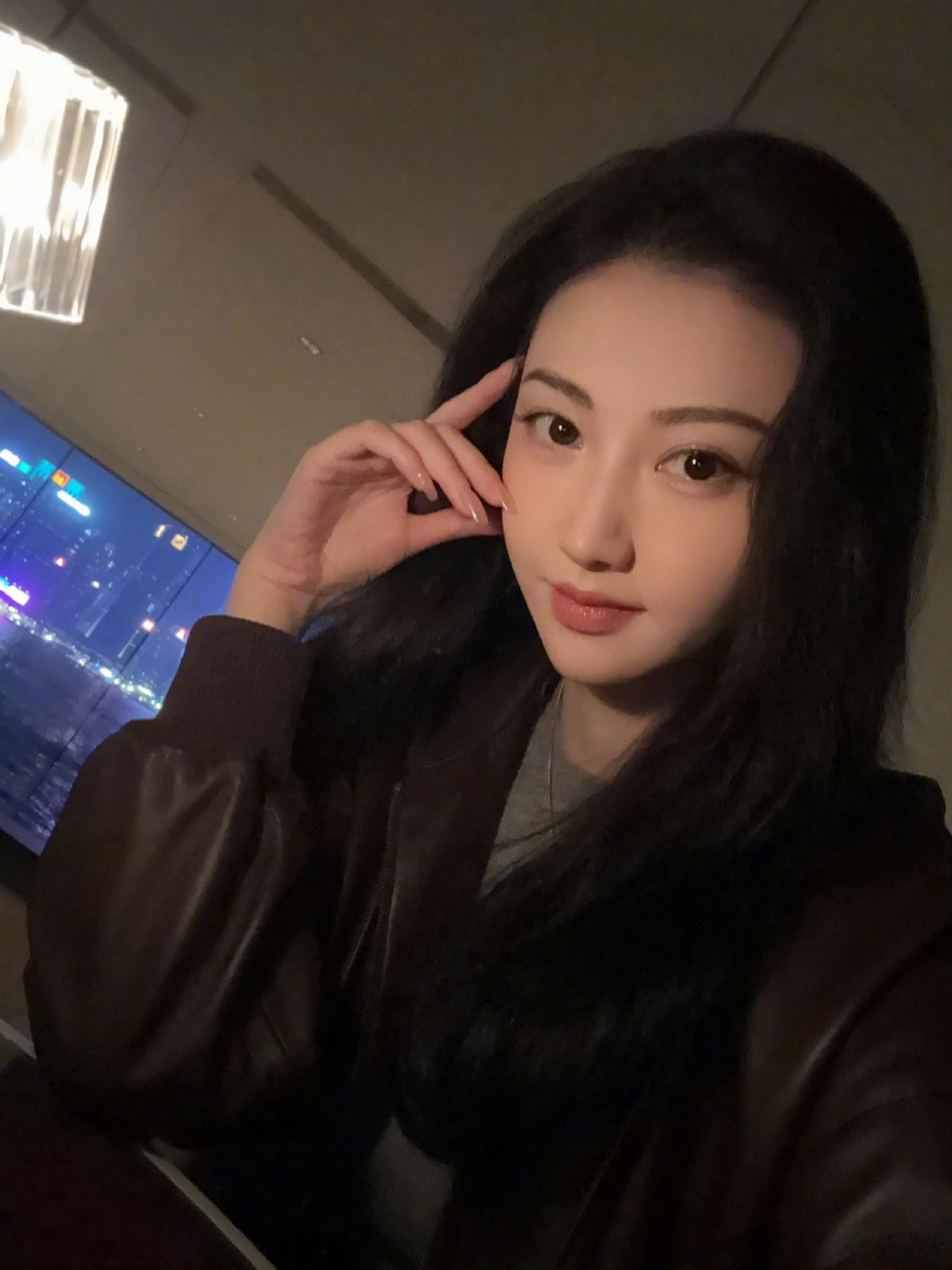 景甜风波后的状态路人商场偶遇景甜，曝光近期画面。照片里面她衣着简单，身形消瘦。身