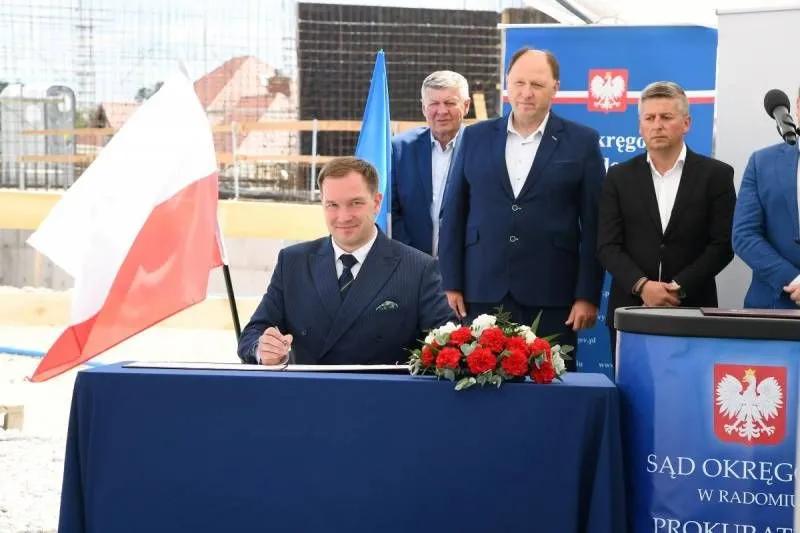 波兰司法部长:法国的动荡是西方移民政策破产的标志 法国持续发生的骚乱是西方移民政