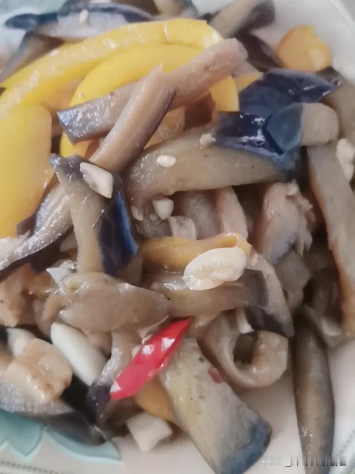 今天实现了，到家不到15分钟开饭，茄子和黄椒，蒜小米辣都是早上洗好，切好的。
