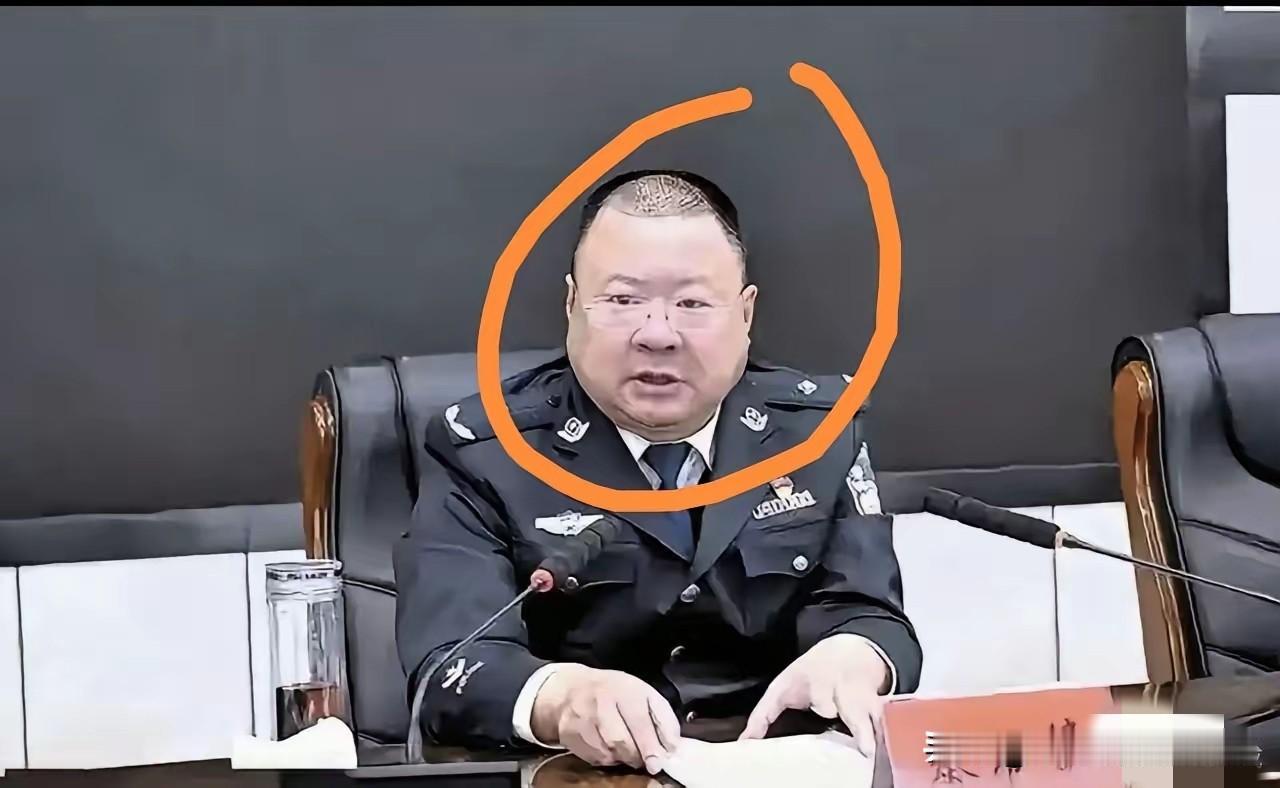 这一通报发出来，恐怕局里不少人下巴都惊掉了。秦书伟，堂堂市公安局长，平日里在主席