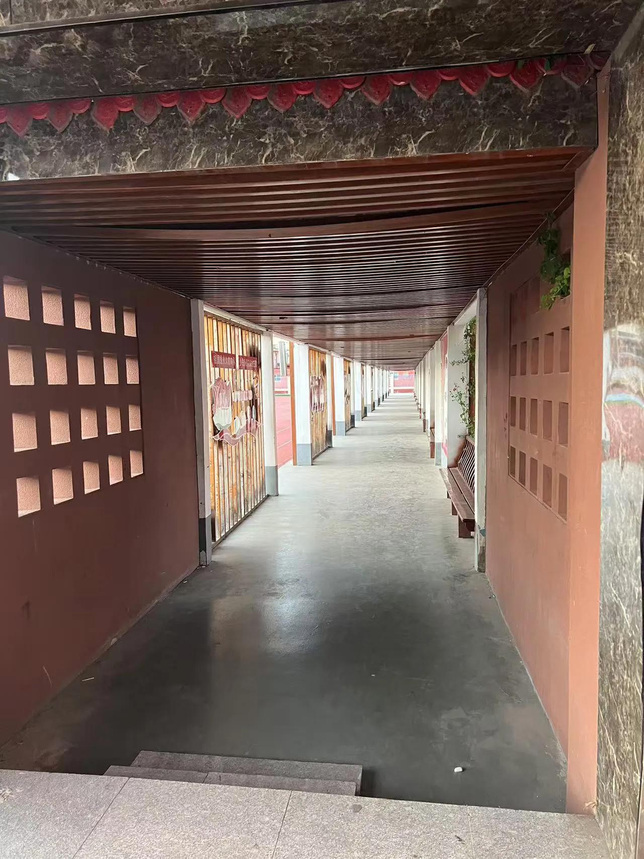 旧貌变新颜
昨日黄花今日雨
一代更比一代强
物是人非今犹在
不是当年秦始皇