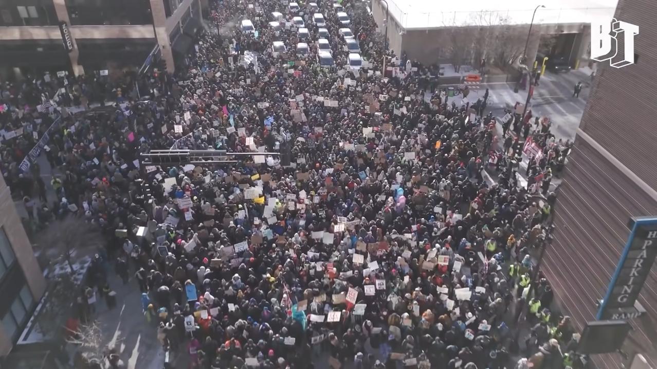 这么多人还以为是伊朗，仔细一看，原来是美利坚啊！[耶]