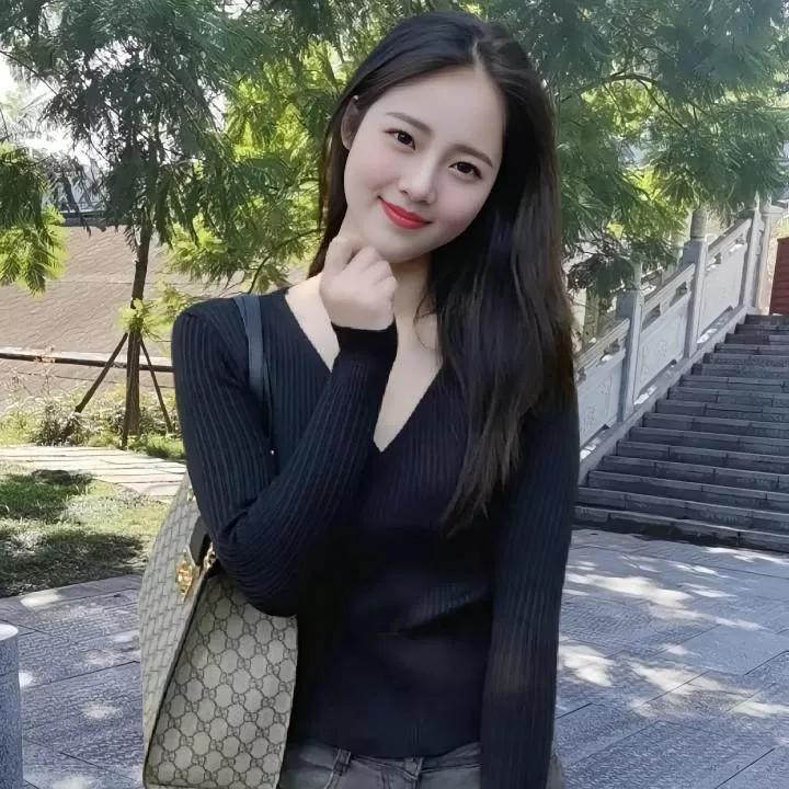 在阳光明媚的午后，漫步在绿意盎然的公园，感受自然的美好。秋日公园美景 深秋里的公