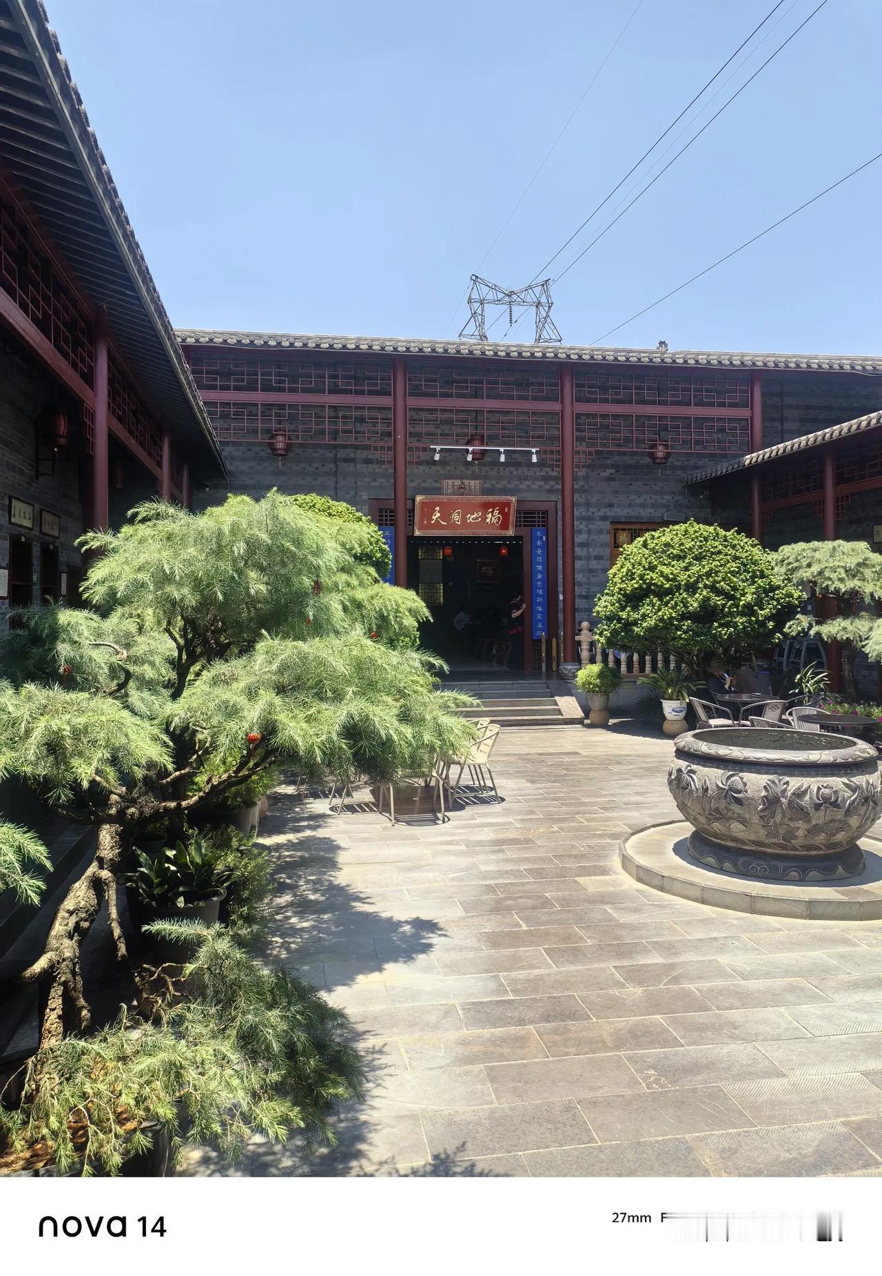 昆明宜良的四海饭店，我觉得环境真的不错，烤鸭的味道也很好，39元一只也不贵。三个
