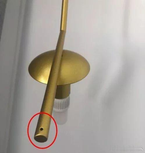 现在的针孔摄像头这么小现在的针孔偷拍设备真的防不胜防。镜头细到跟几根头发差不多，
