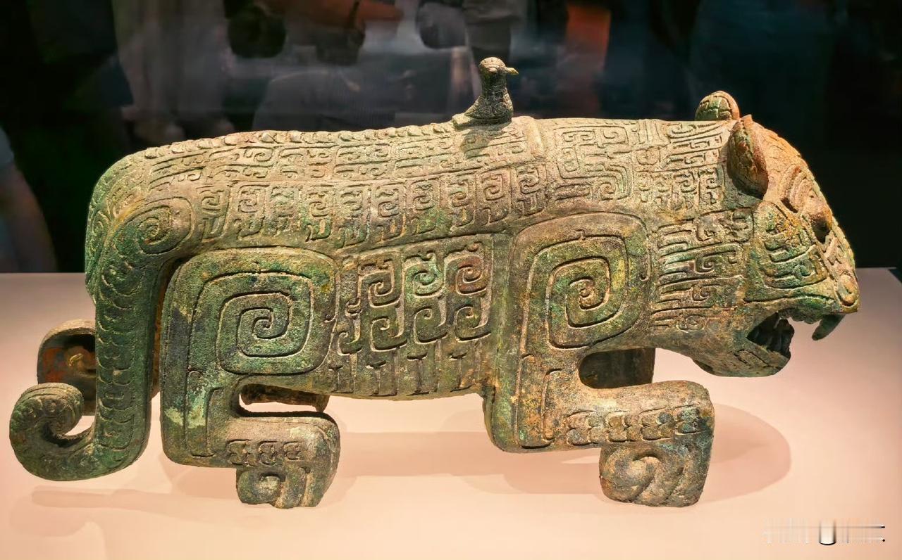 一只利齿獠牙的大老虎身上伏着一只小鸟。沅汰博物馆 

这是一只双尾虎，特别和谐平