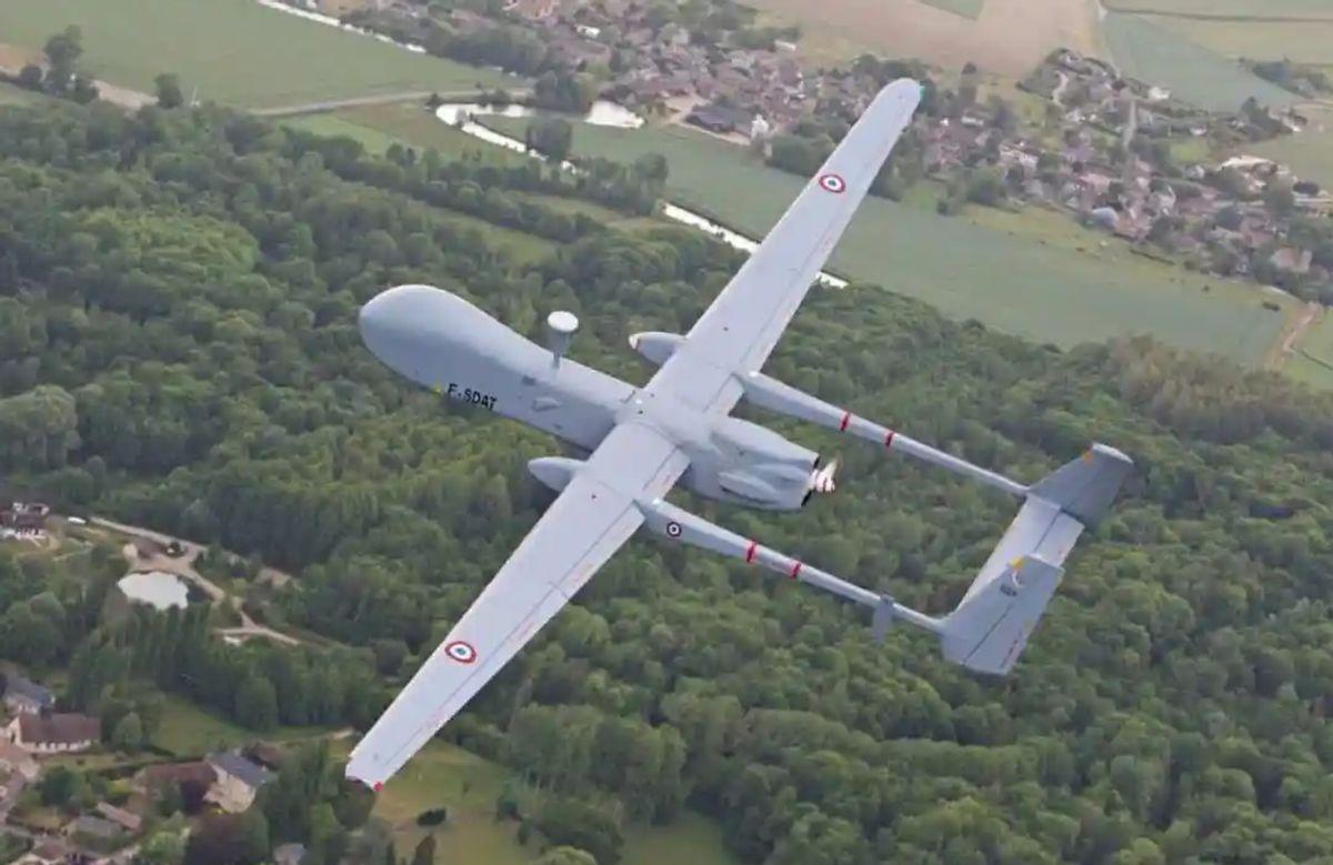 日本捅了马蜂窝，东京传来消息，高市或收逮捕令，出手的不是中国
在中方抗议和美日通