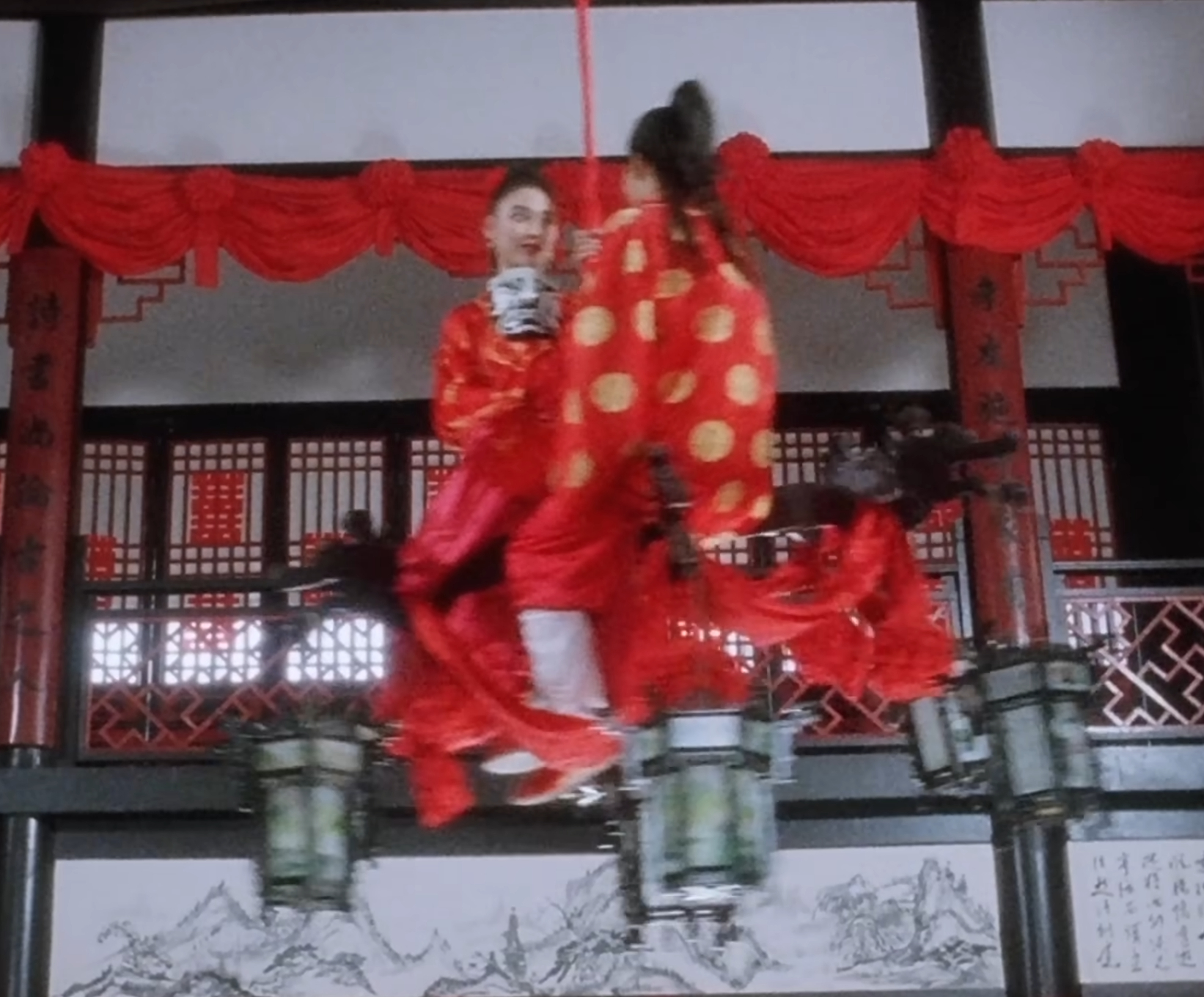 仔细看发现《唐伯虎点秋香》里这个镜头的替身演员脸型有点像黄圣依。 