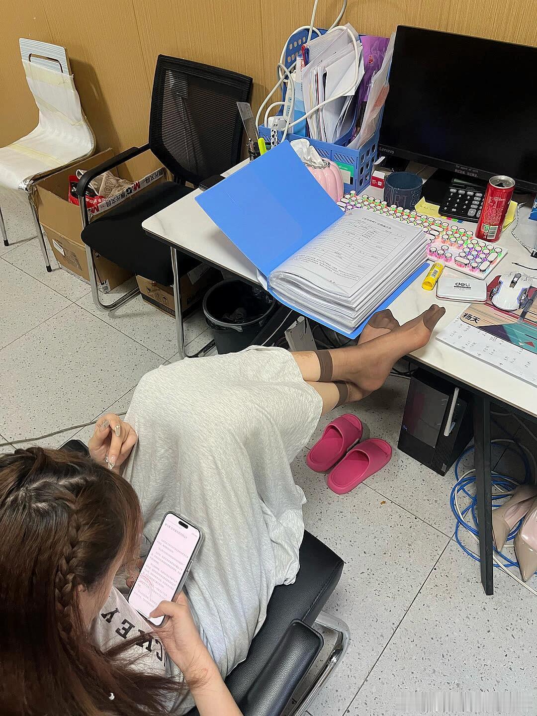 现在很少有人穿短丝袜了吧～ ​​​