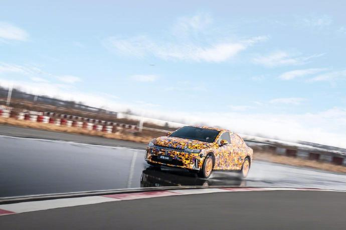 高速避障能不能猛打方向 绝大多数情况下，高速避障绝不能猛打方向。因为当车高速行驶