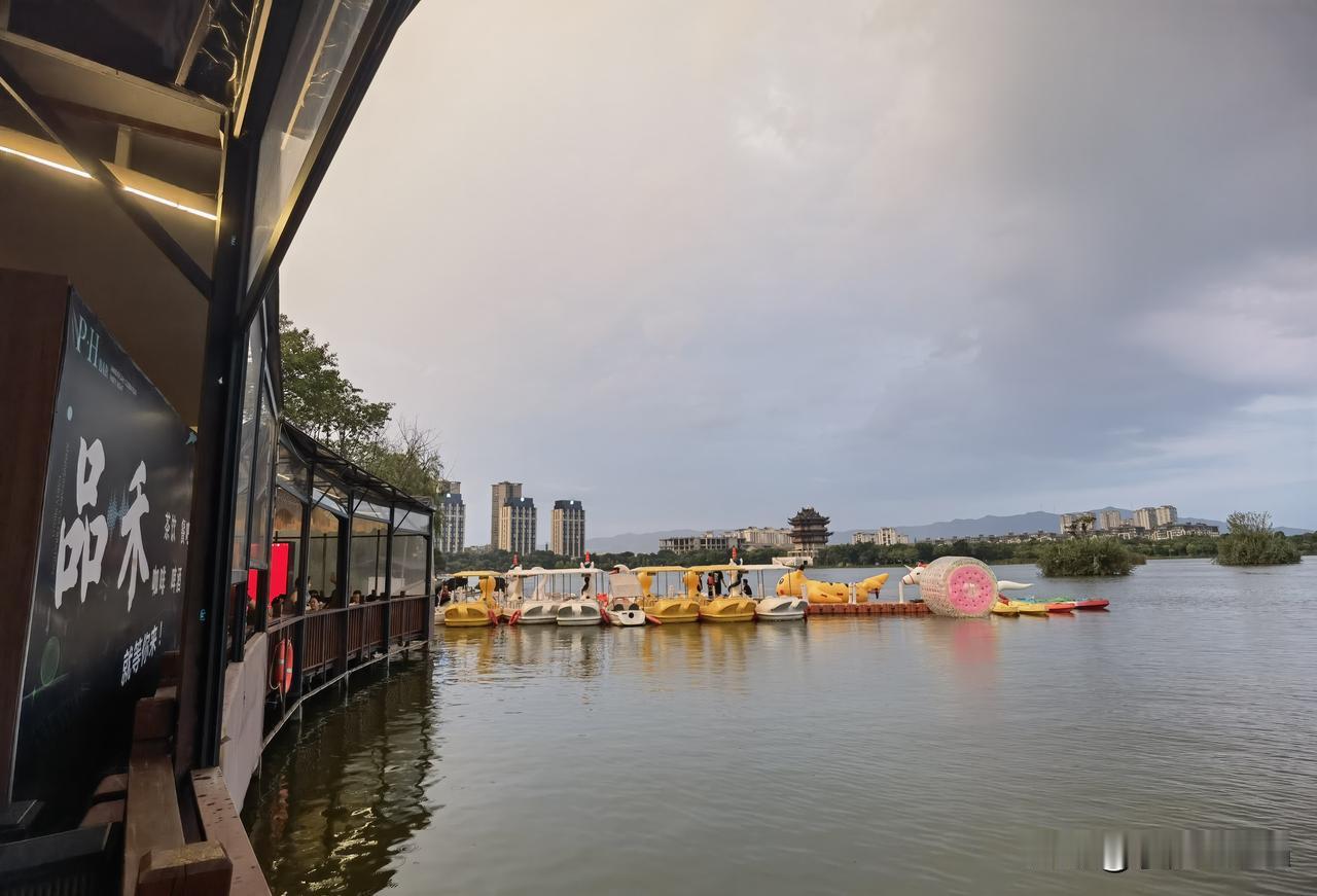 上联，淋春夏秋冬雨，请你赐教！沐东西南北浴。