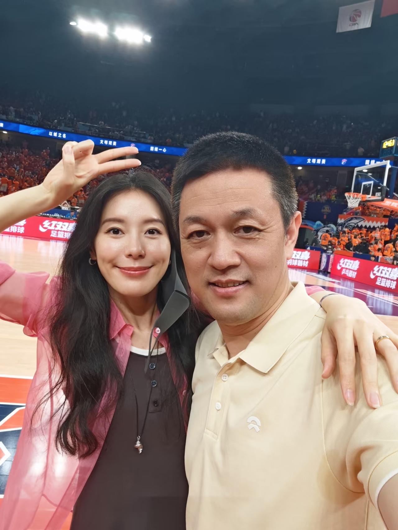 夫妻俩看球