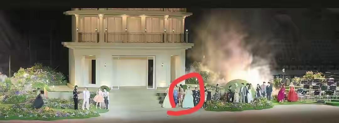 终于知道大家为啥叫她钟杵C了，
说他抢c位真没冤枉她啊，
你看一开场的时候，
先