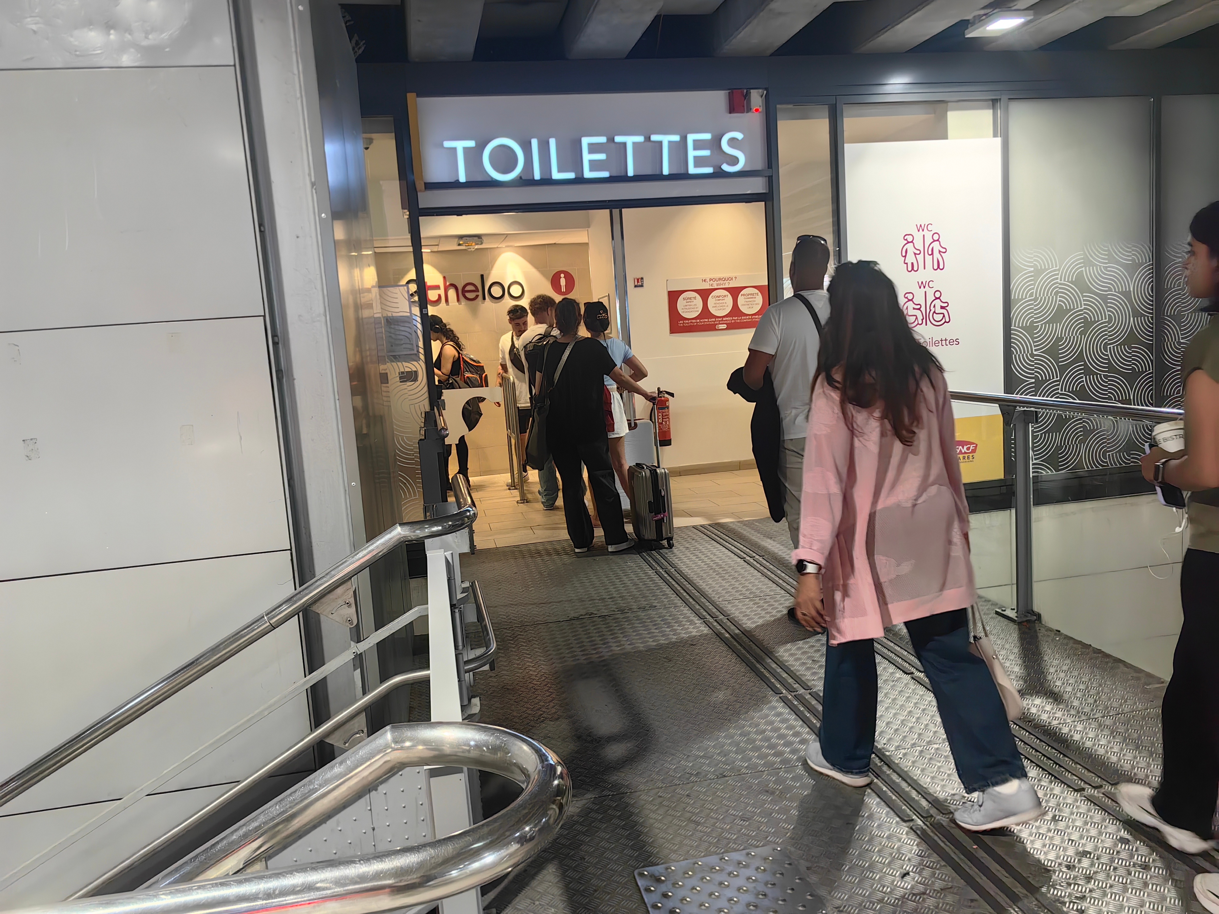 喵爷爷表演凑零钱上里昂火车站公厕。 法国·Gare de Lyon
