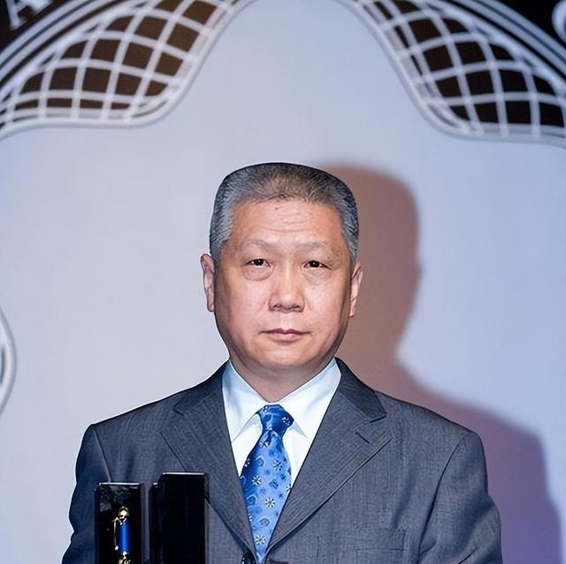 1998年，72岁的抗战老兵马丹林躺在病床上，浑身插满了管子，而他身价100亿的