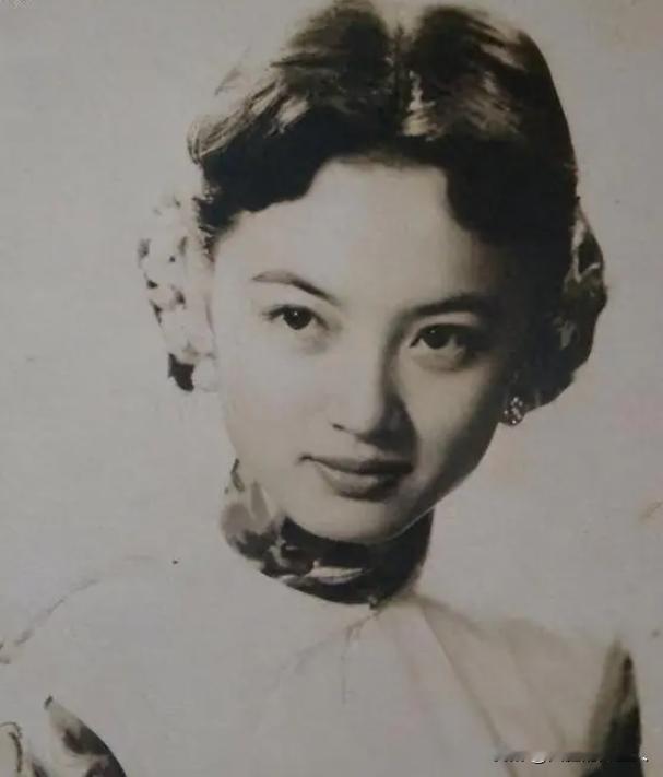 [玫瑰]一天夜里，四川军阀杨森留宿九姨太蔡文娜房里，二人一夜缠绵。谁料，次日早晨