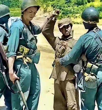 1951年，朝鲜战场上，一个17岁的志愿军小兵被俘了。两个美国大兵押着他，准备去