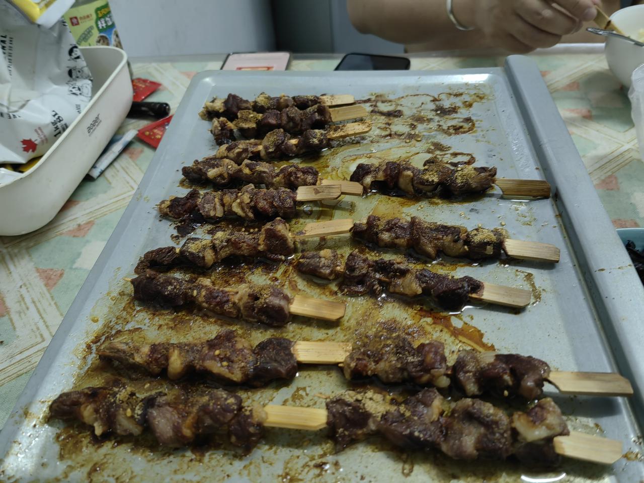 猪蹄是我最喜欢吃的，可一个小猪蹄就二三十块钱，我真舍不得买，在老家老伴会偶尔买一