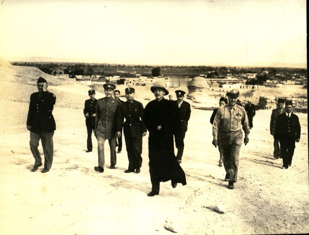 别再说开罗会议只留下了三巨头合影了！这张1943年拍摄于埃及吉萨的老照片，绝大多