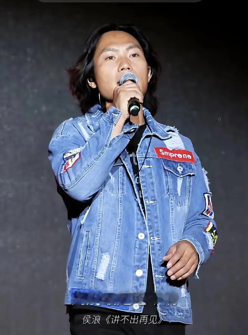 草根歌手候浪火了
原因很简单
不是因为他能救场李克勤，而是因为他在没准备，没提词