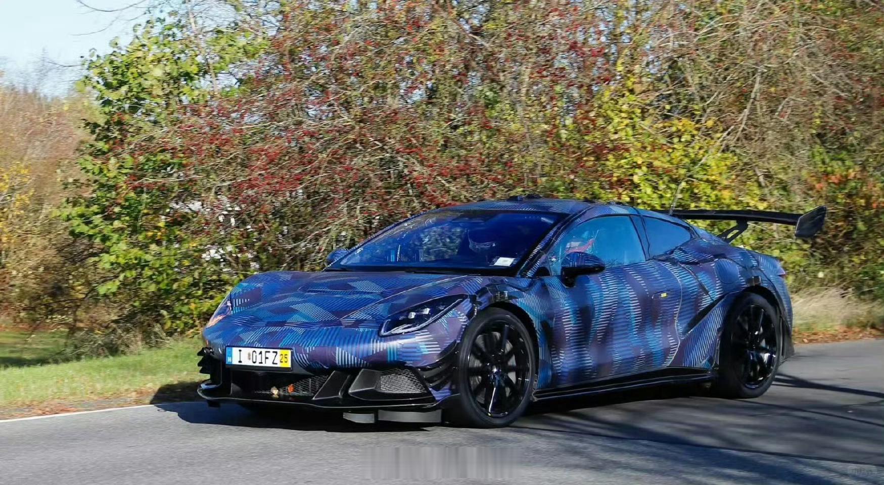 腾势Z跑车，软顶敞篷，姿态看着不错，关键是车体很纤薄，这很不容易，对刀片电池更不