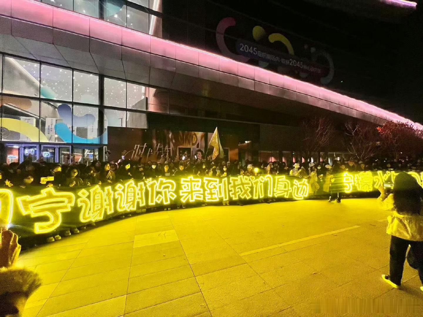 田栩宁戒指我们曾在高朋满座中将隐晦爱意说到尽兴。 