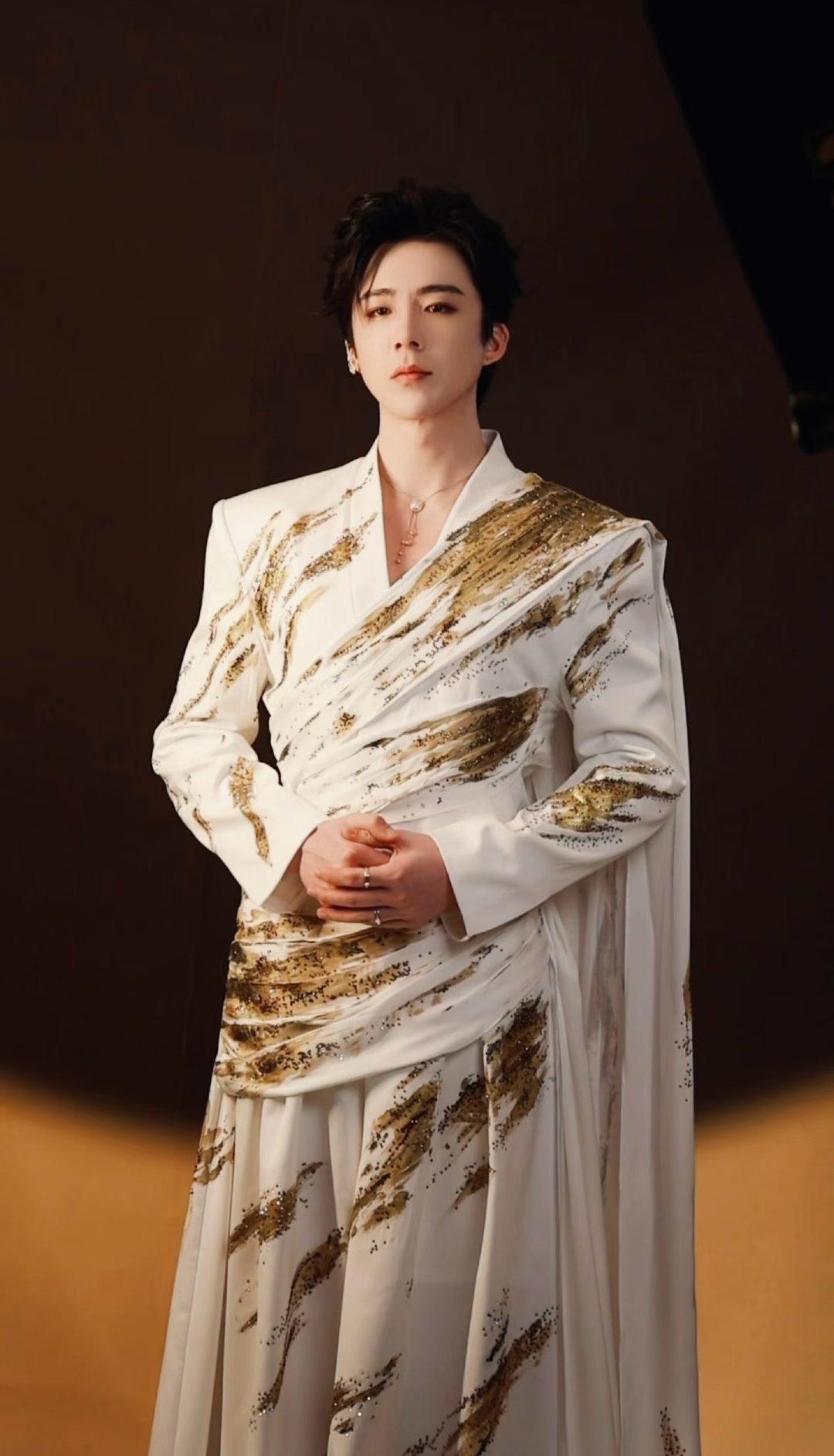 刘宇宁白色+金色的一组舞台妆造～ 