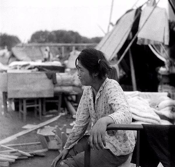 1976年，唐山大地震后，一张罕见的留影，这张黑白老照片拍摄于1976年7月底，